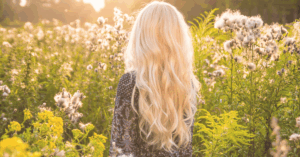 Der Herbst ist Vata-Zeit: Erfahre, wie Ayurveda dir hilft, Müdigkeit, Unruhe und Schlafprobleme auszugleichen. Online-Inspirationen bei Ayurveda Happiness.